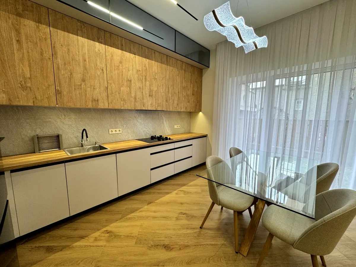 Володимира Яновича вул., 7