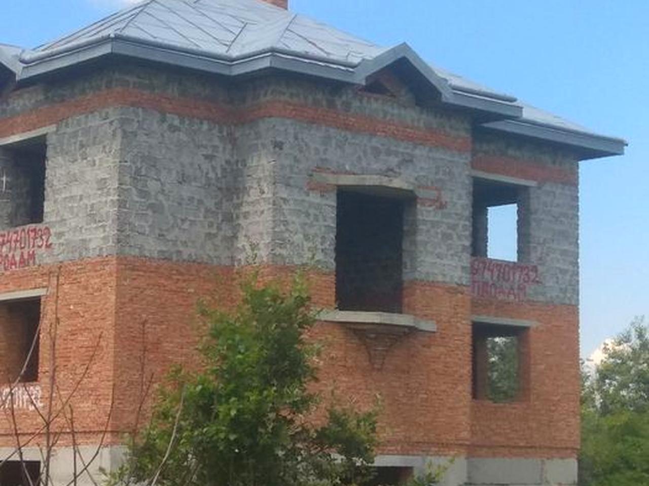 Незавершене будівництво будинок на 2 сімї на дві сімї