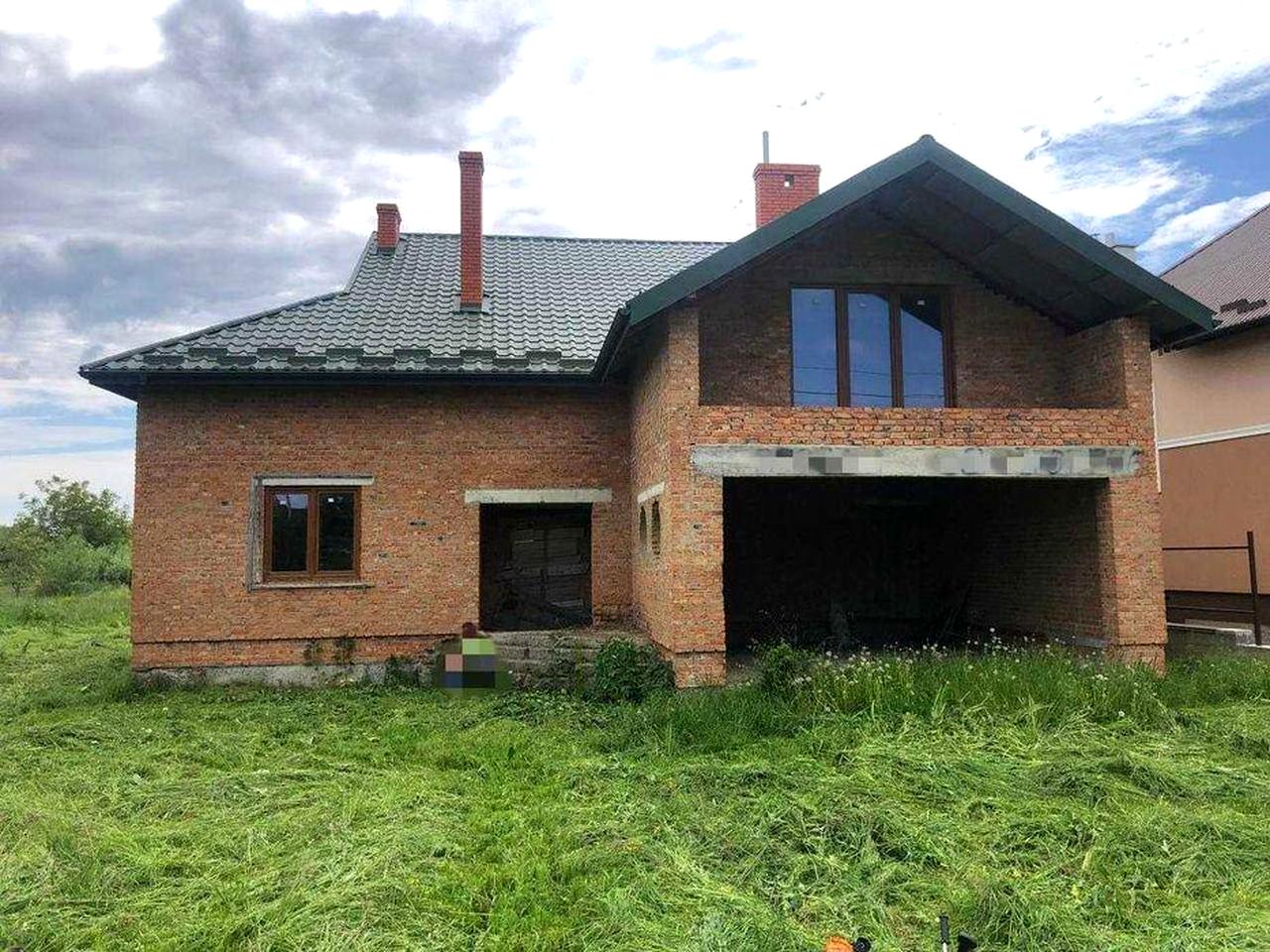 Продається двоповерховий будинок з гаражем
