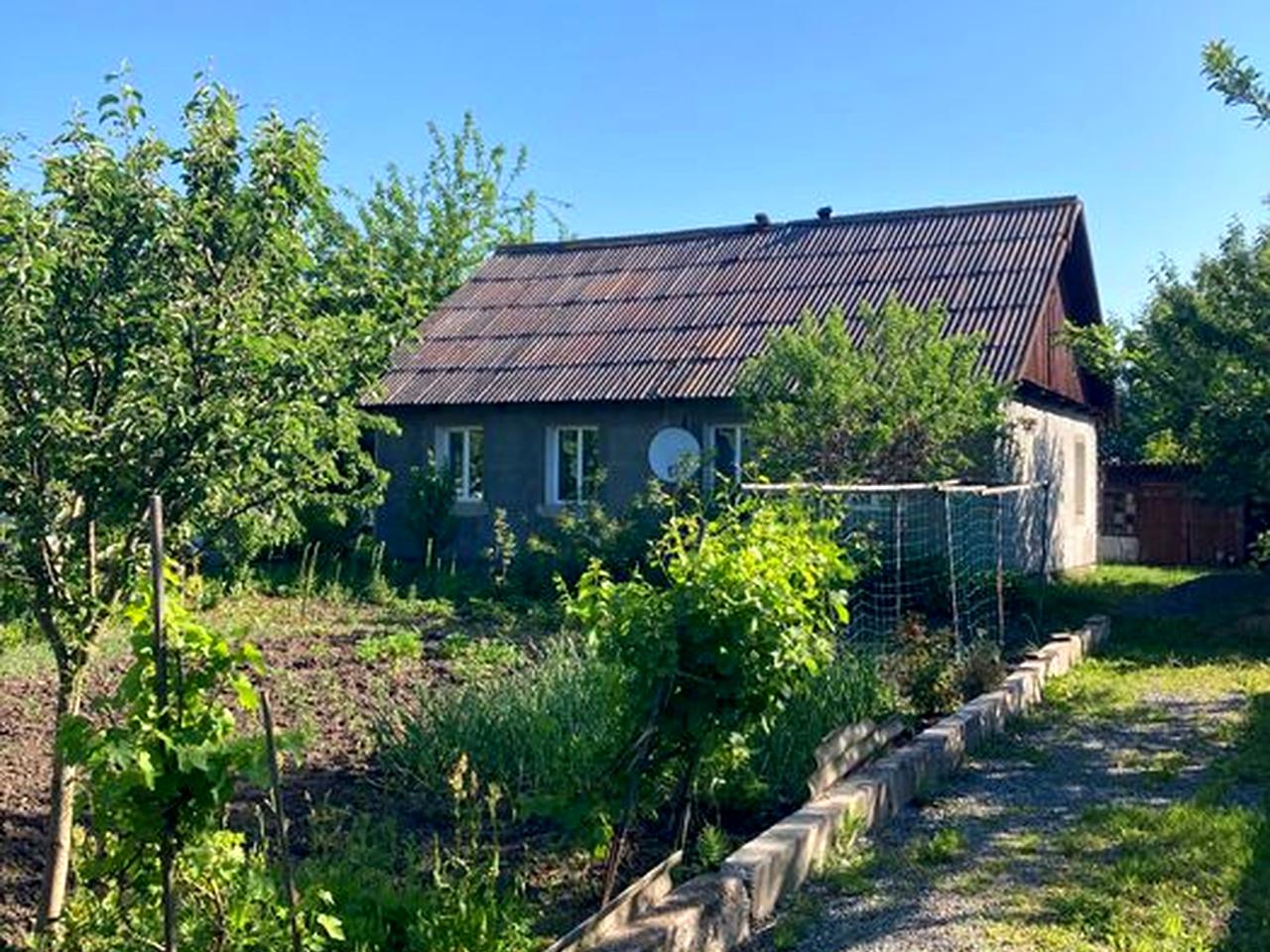 Земельна ділянка з приватним будинком