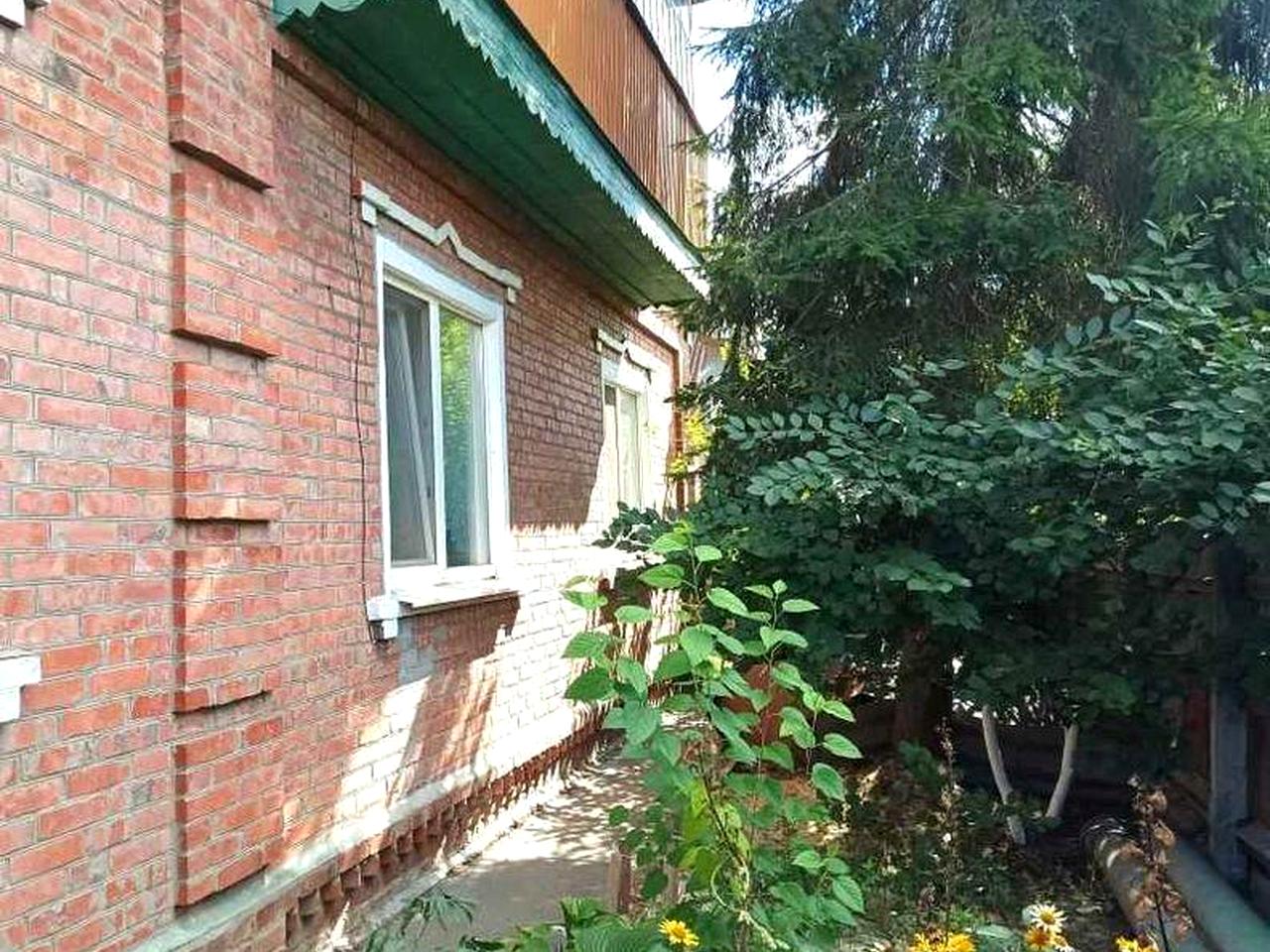 Продам двухэтажный кирпичный дом в Мерефе.