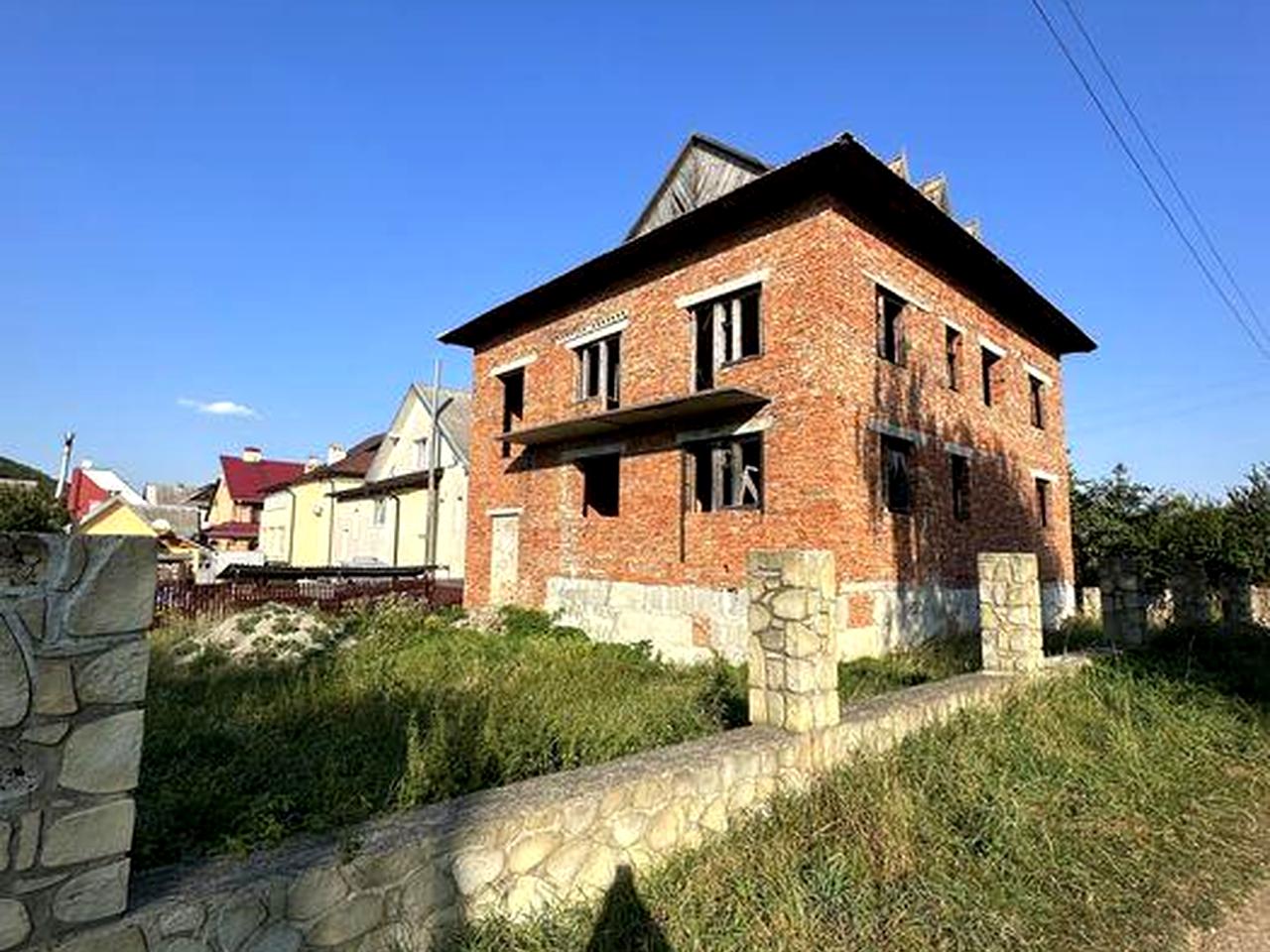 Будинок біля центрального озера м. Надвірна