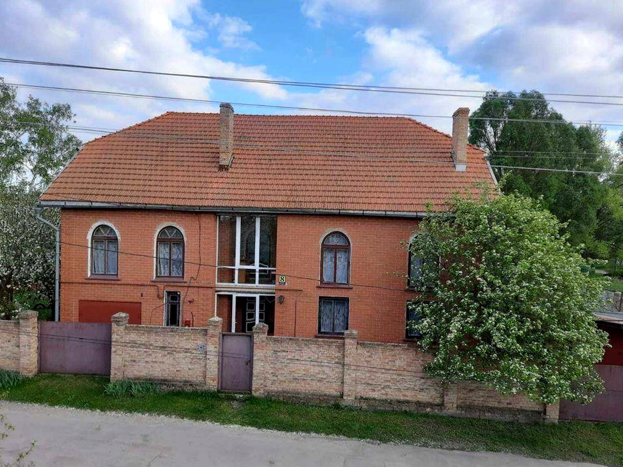 Загальна площа 341 м2, житлова (8 кімнат)151,6 м2, торг