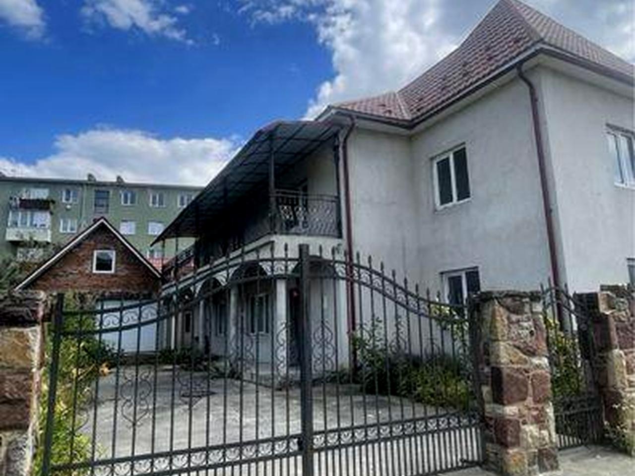 Продається добротний 2-поверховий будинок. Чортків