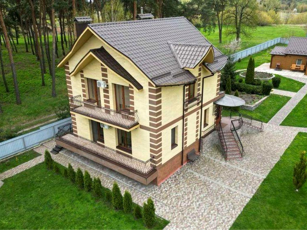 Заміський будинок з ділянкою