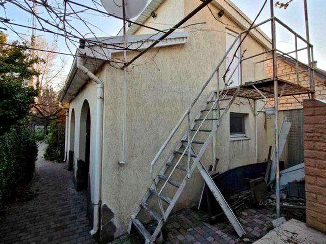 Просторий утеплений будинок 280 м² з ділянкою 12 соток
