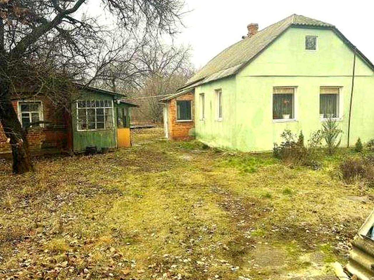 Люботин, центр міста, 24 сотки,  два будинки на ділянці, гараж, сад.