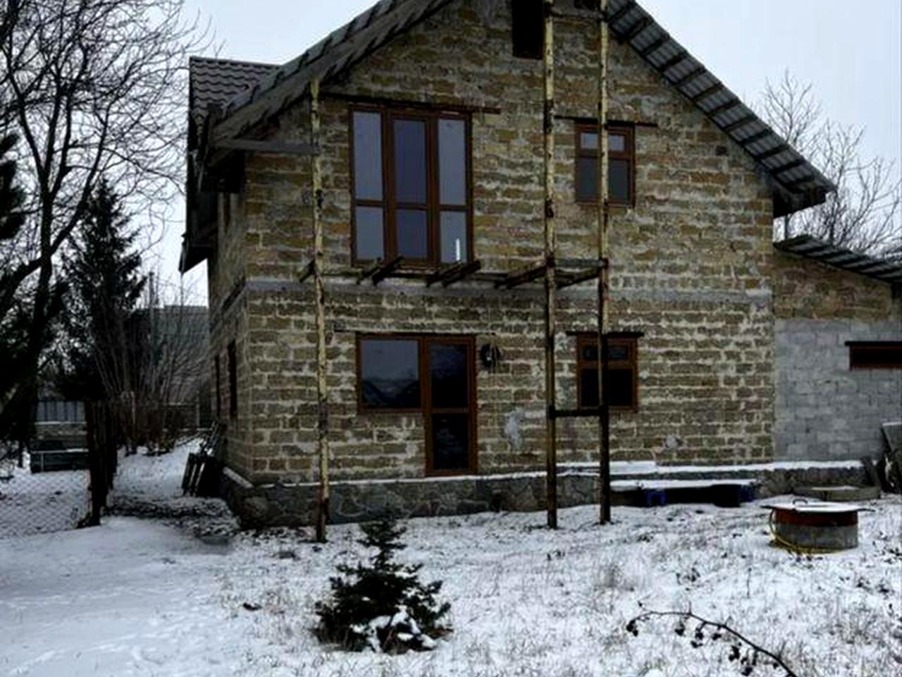 Продаж будинку в гарному місці.  Можна під програму .