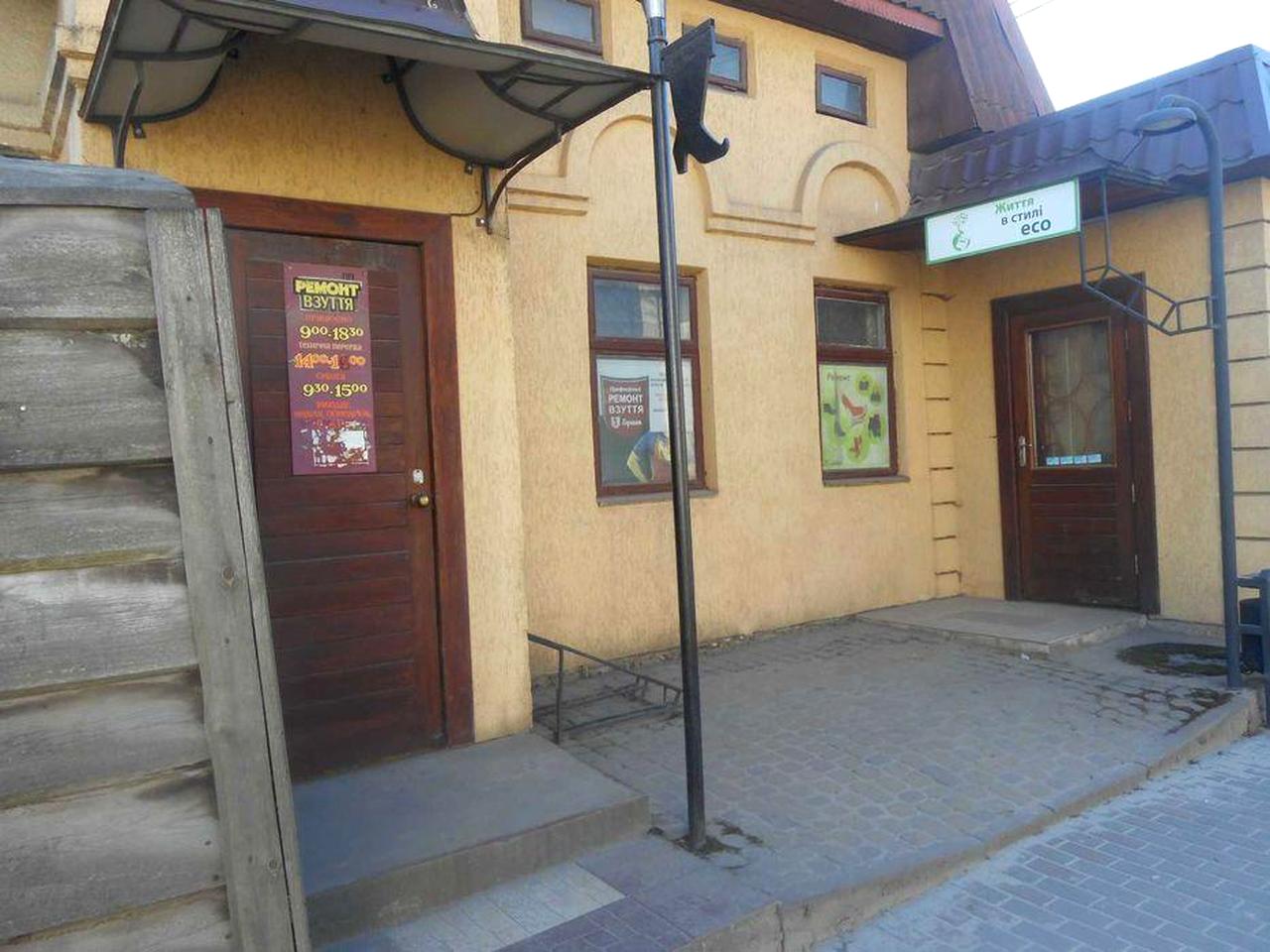 В центрі м.Броди,зі земельною ділянкою
