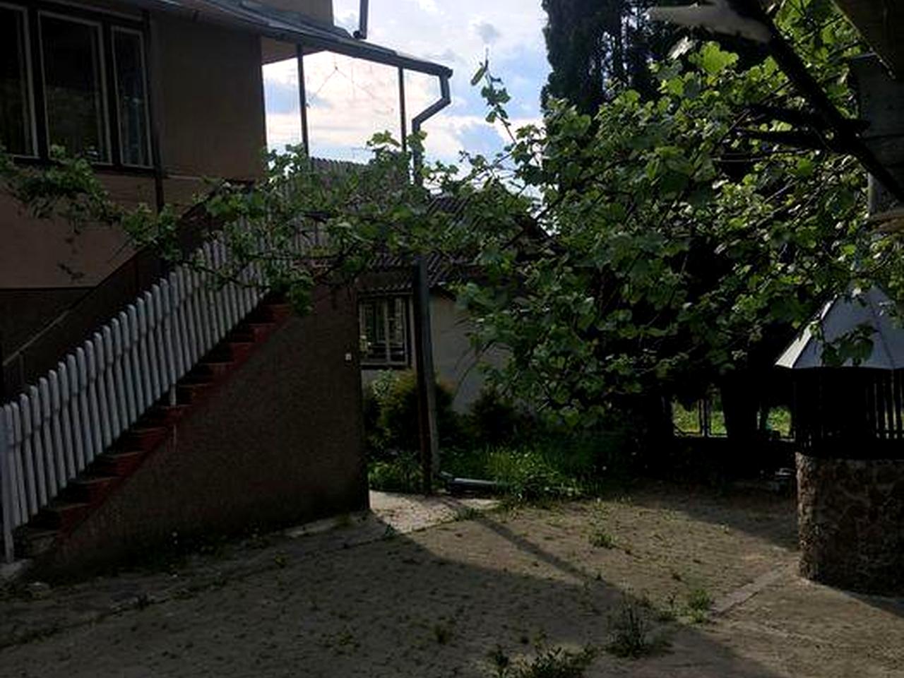 Продам хороший і уютний будинок на окраїні міста.