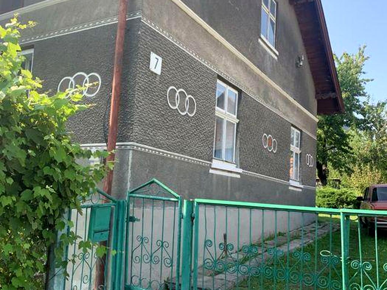Продам будинок +велика земельна ділянка .місто Бучач