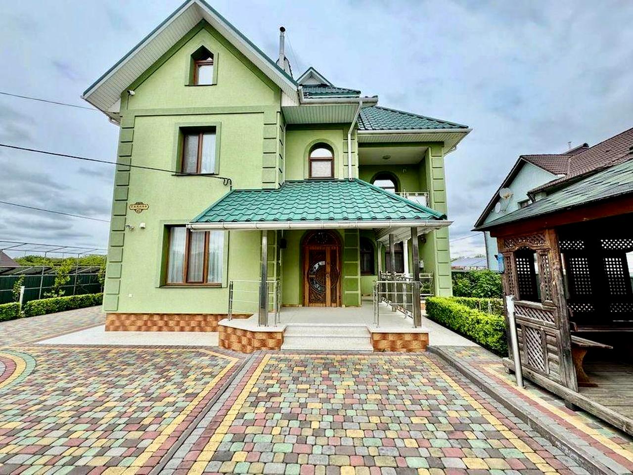 Продається 2-поверховий будинок