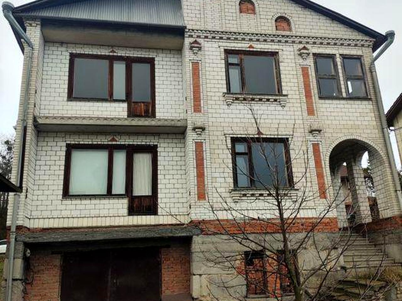 Будинок, господські приміщення, ставок свій