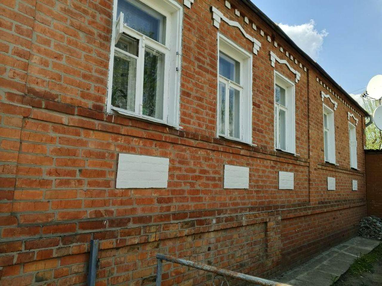 Продаю добротный кирпичный дом в удобном р-не г Мерефа