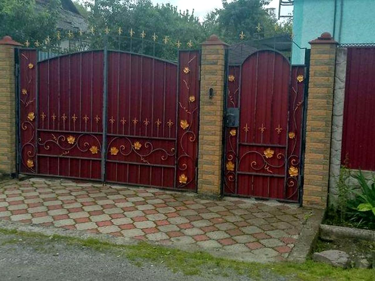 Продаєця мебльований будинок з ремонтом