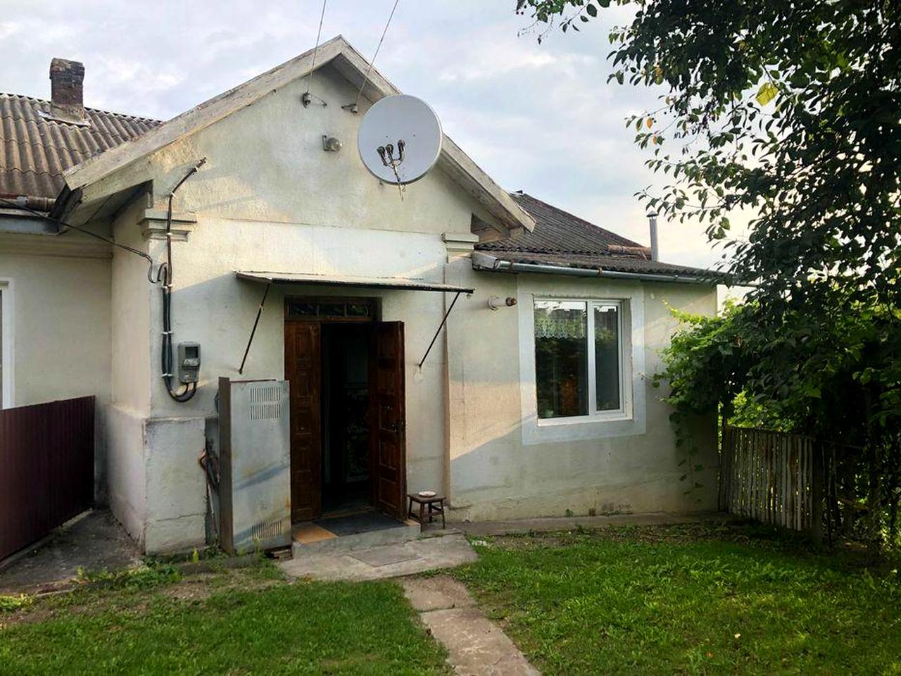 продається половина будинку. м.Бережани