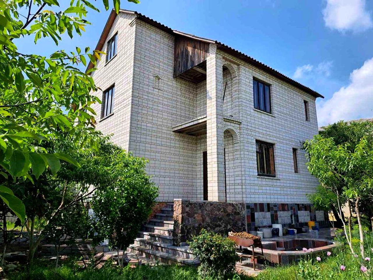 Гарний, світлий будинок мансардного типу