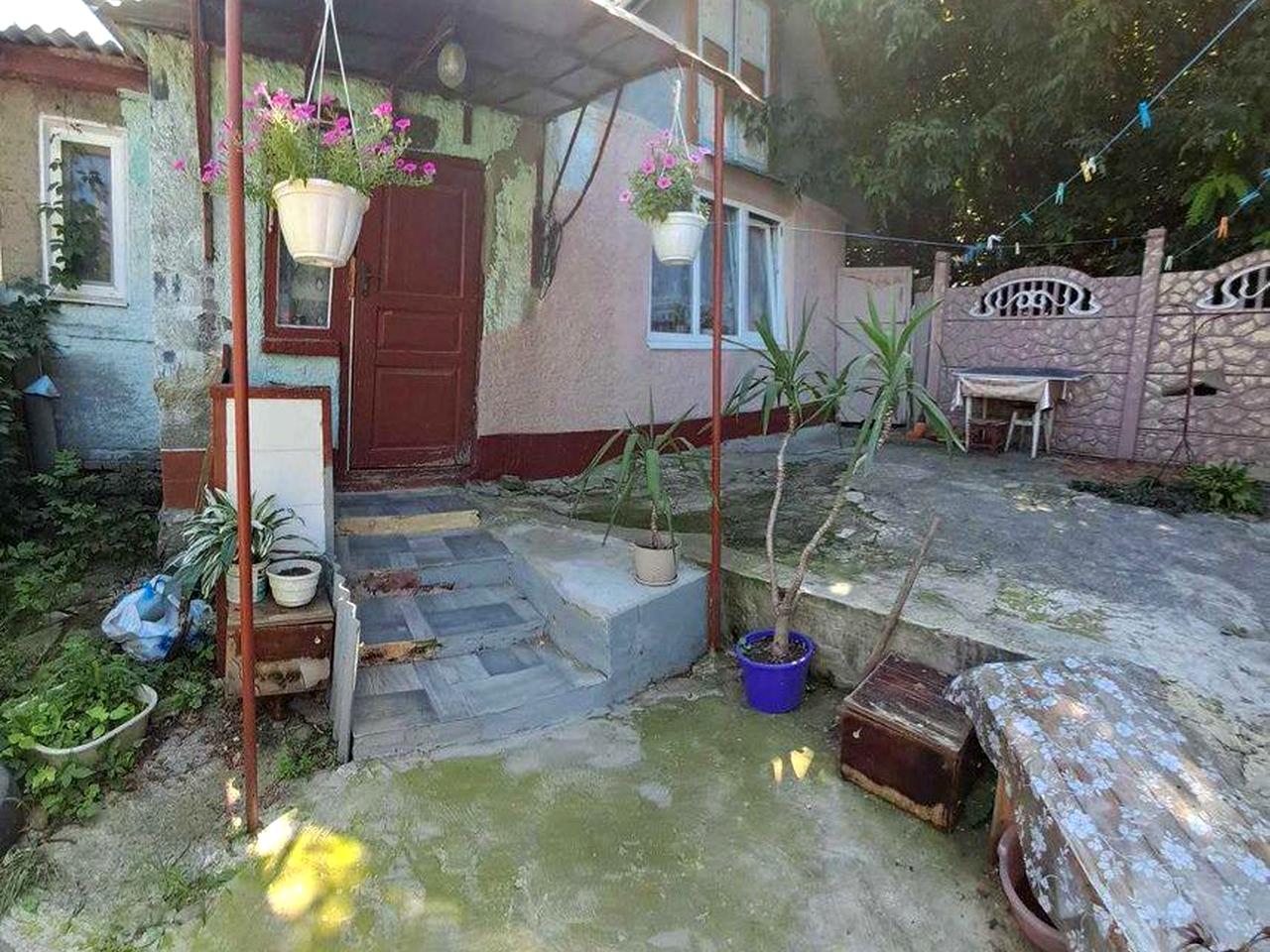 Продам 1\2 частину  будинку в центрі міста Чугуїв!