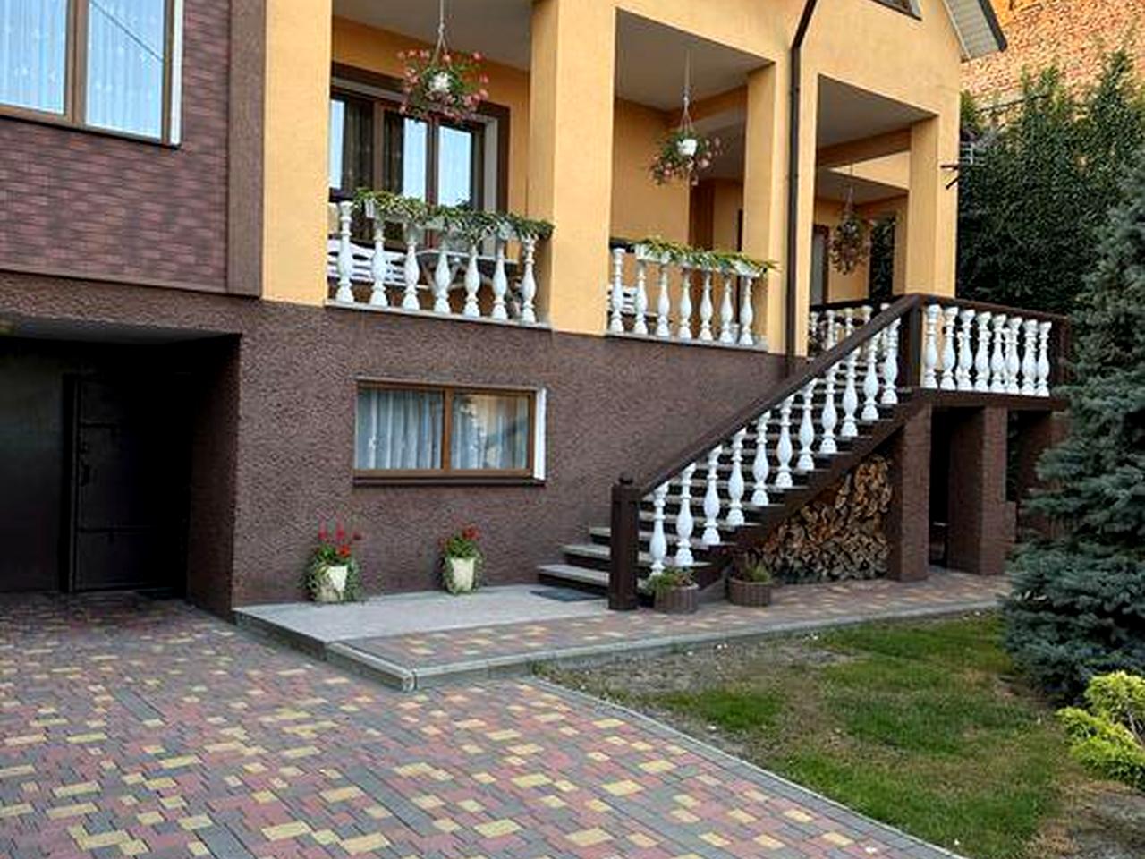 Продаються два будинки на одній ділянці
