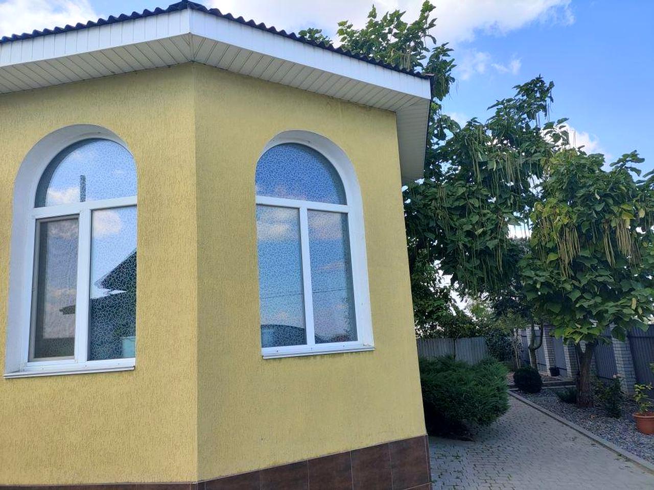 Будинок, господарчі приміщення, город