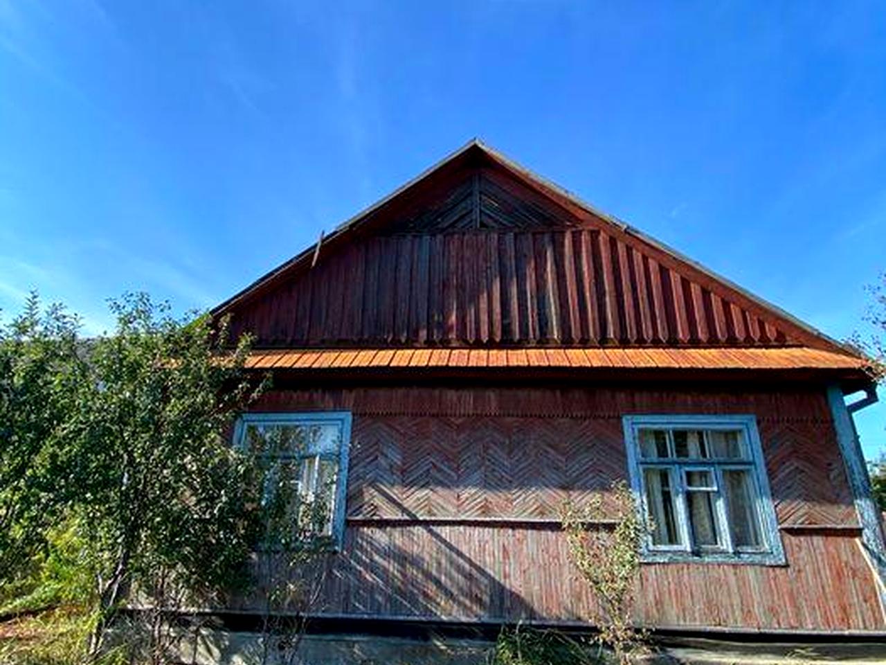 Продається будинок у затишному районі.