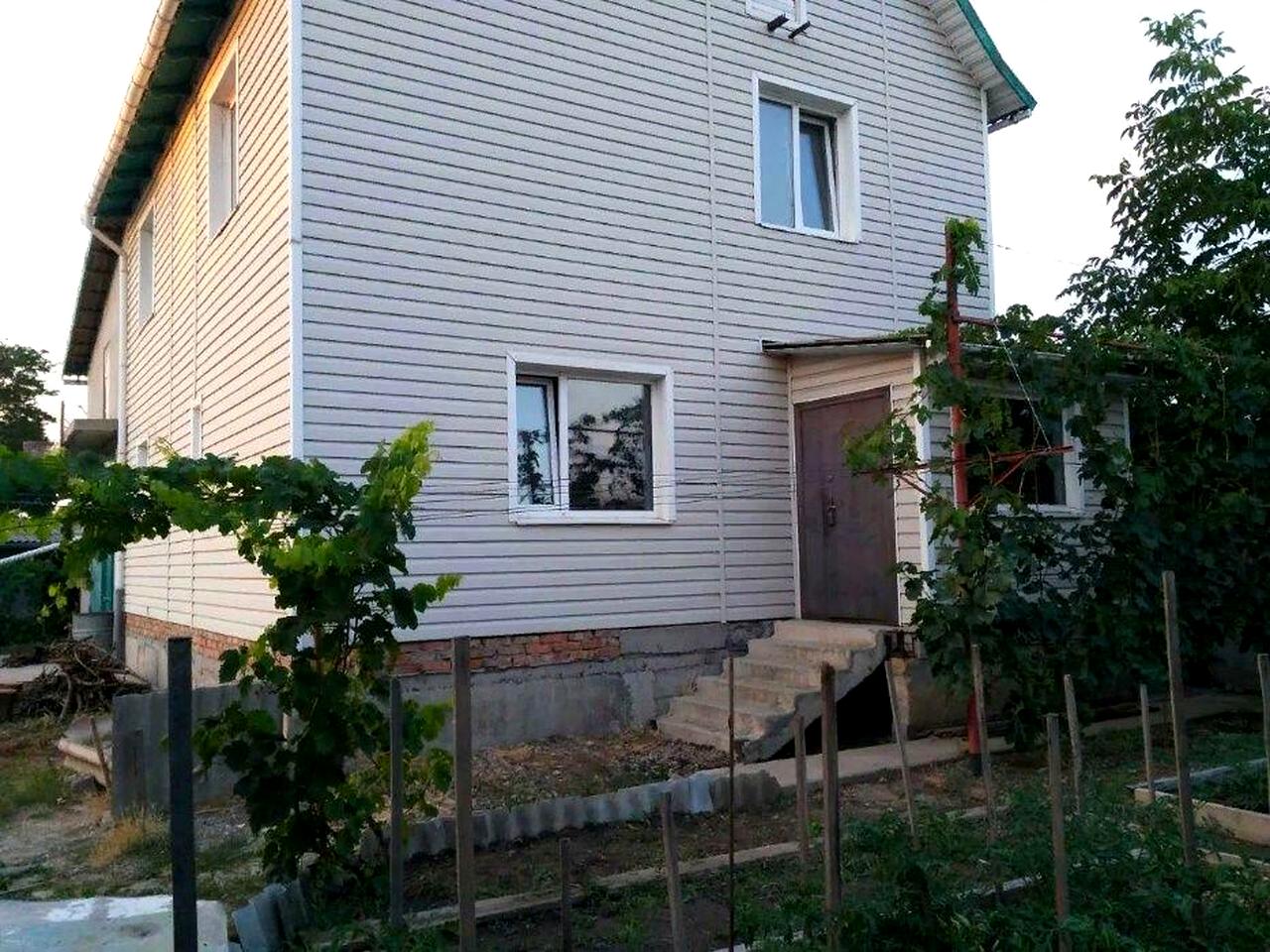 Двух этажный дом  Центр города + одноэтажный в одном дворе.
