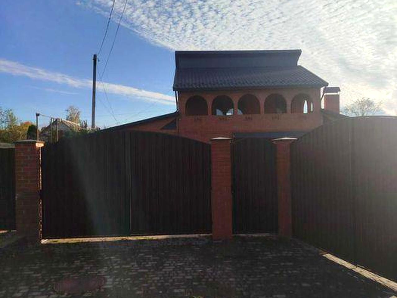 Продам 2-поверховий будинок 250 кв.м, ділянка 16 соток, затишний центр