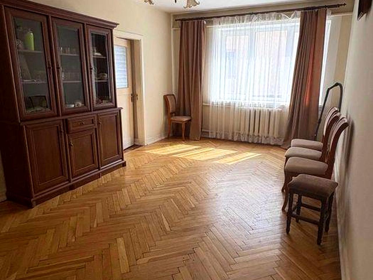 Продається 3-кімнатна квартира у місті Золочів.