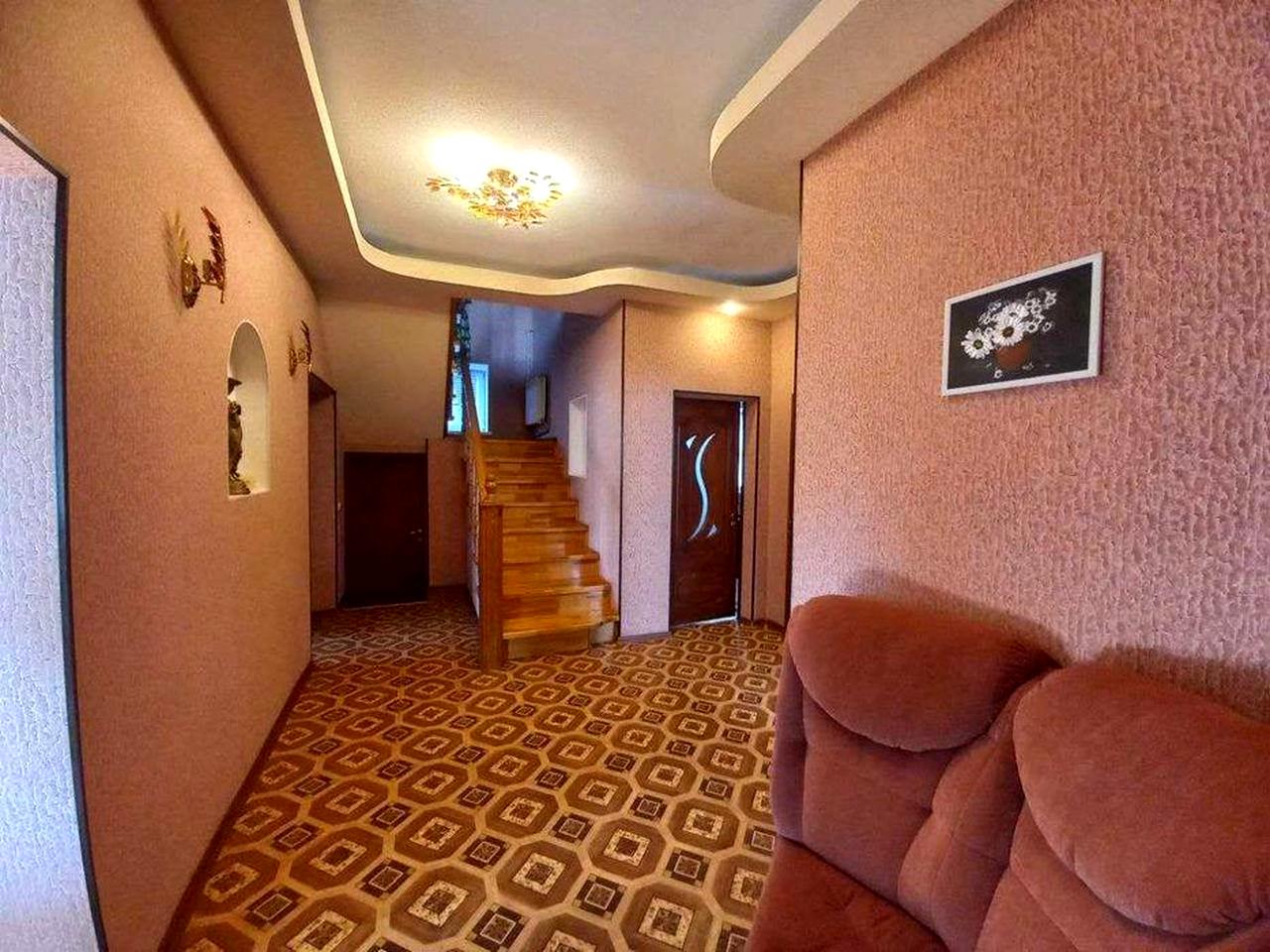 Продам 2 поверховий будинок в самому центрі міста Лозова