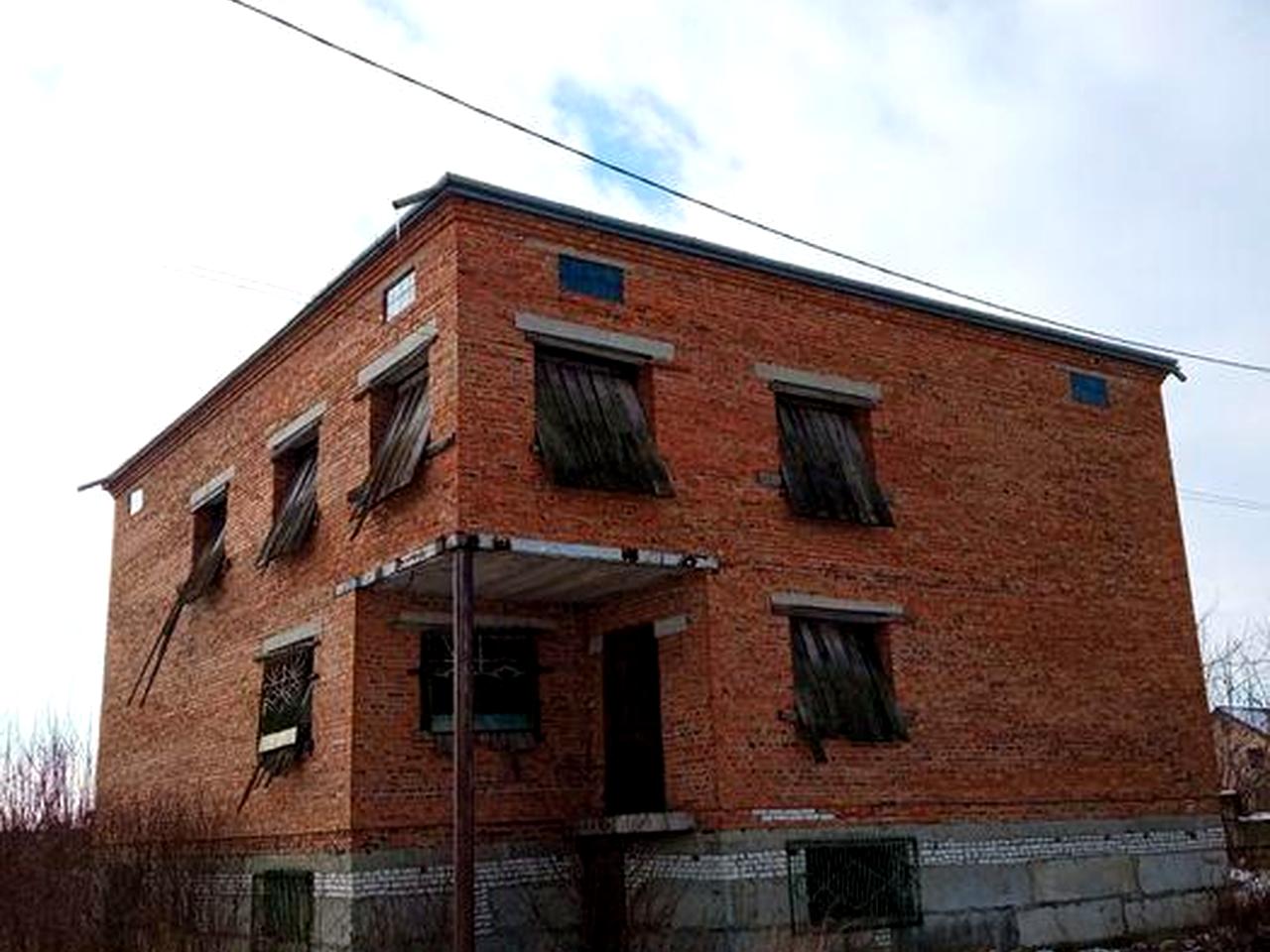 Незавершене будівництво м. Городок,  2 пов. +цок. 600 м. кв.  21 сот.