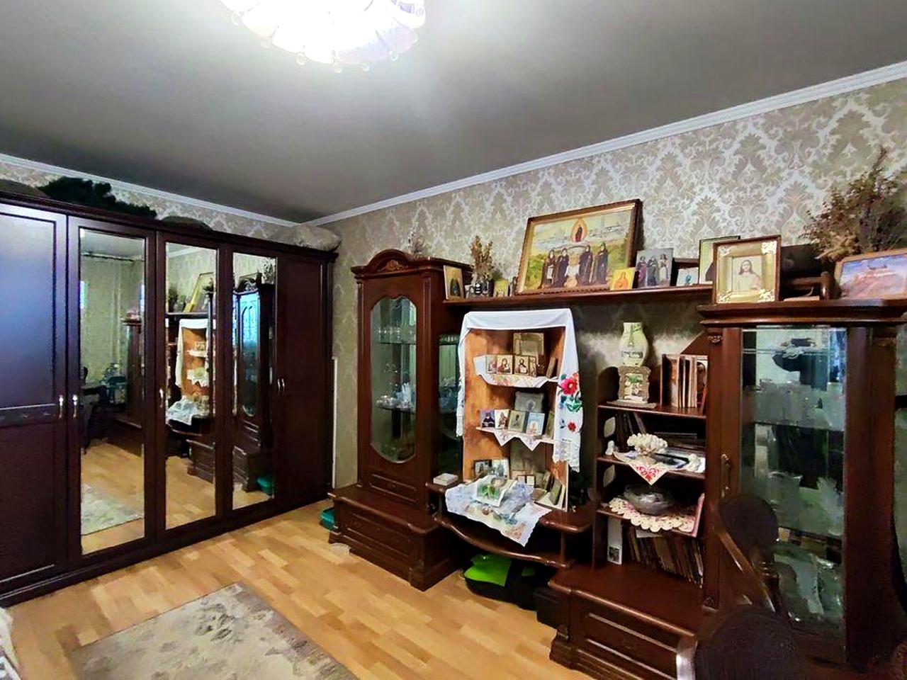 Продається трикімнатна квартира на масиві, в м.Васильків. 48000$