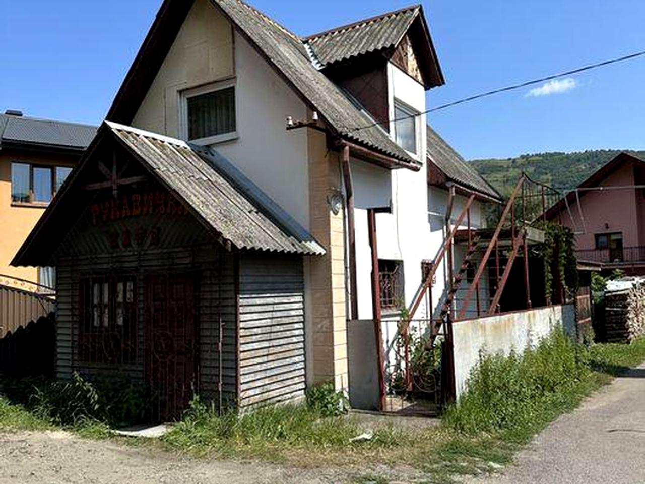 Будинок з гаражами в м. Рахів в центрі