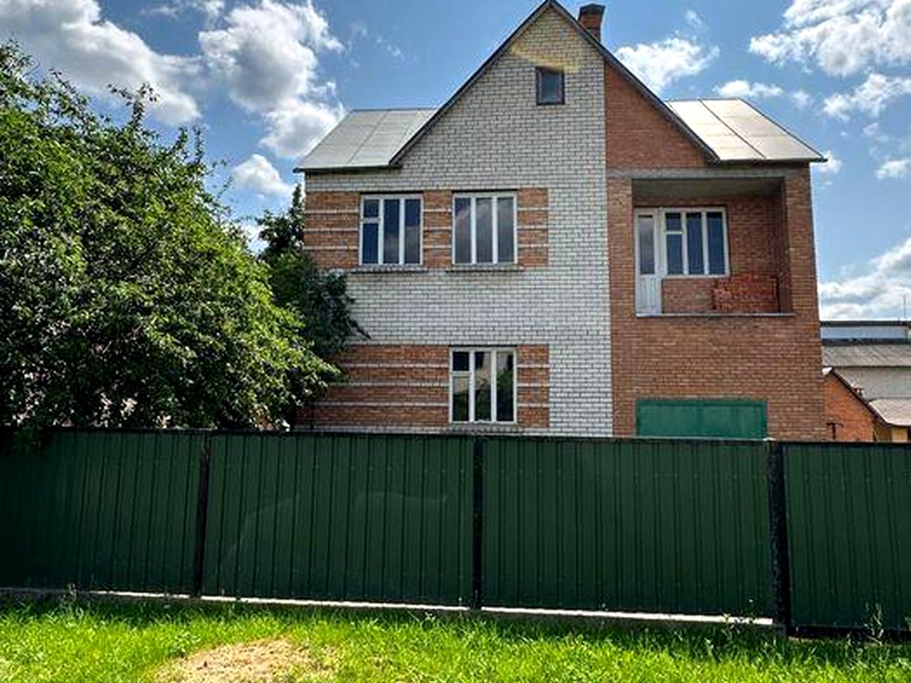 Продам двоповерховий будинок-новобудову з гаражем у місті Лубни