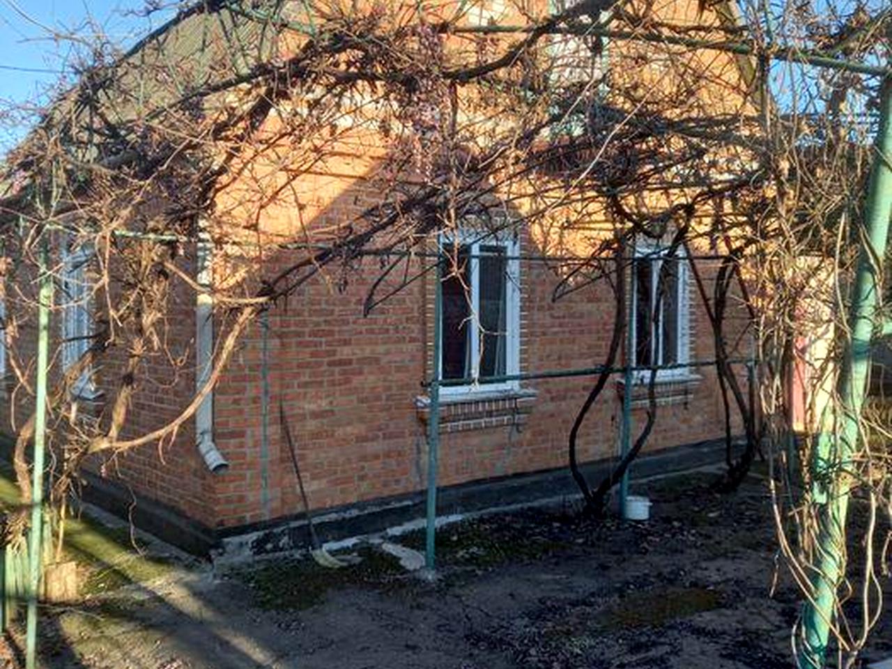 Будинок біля річки.