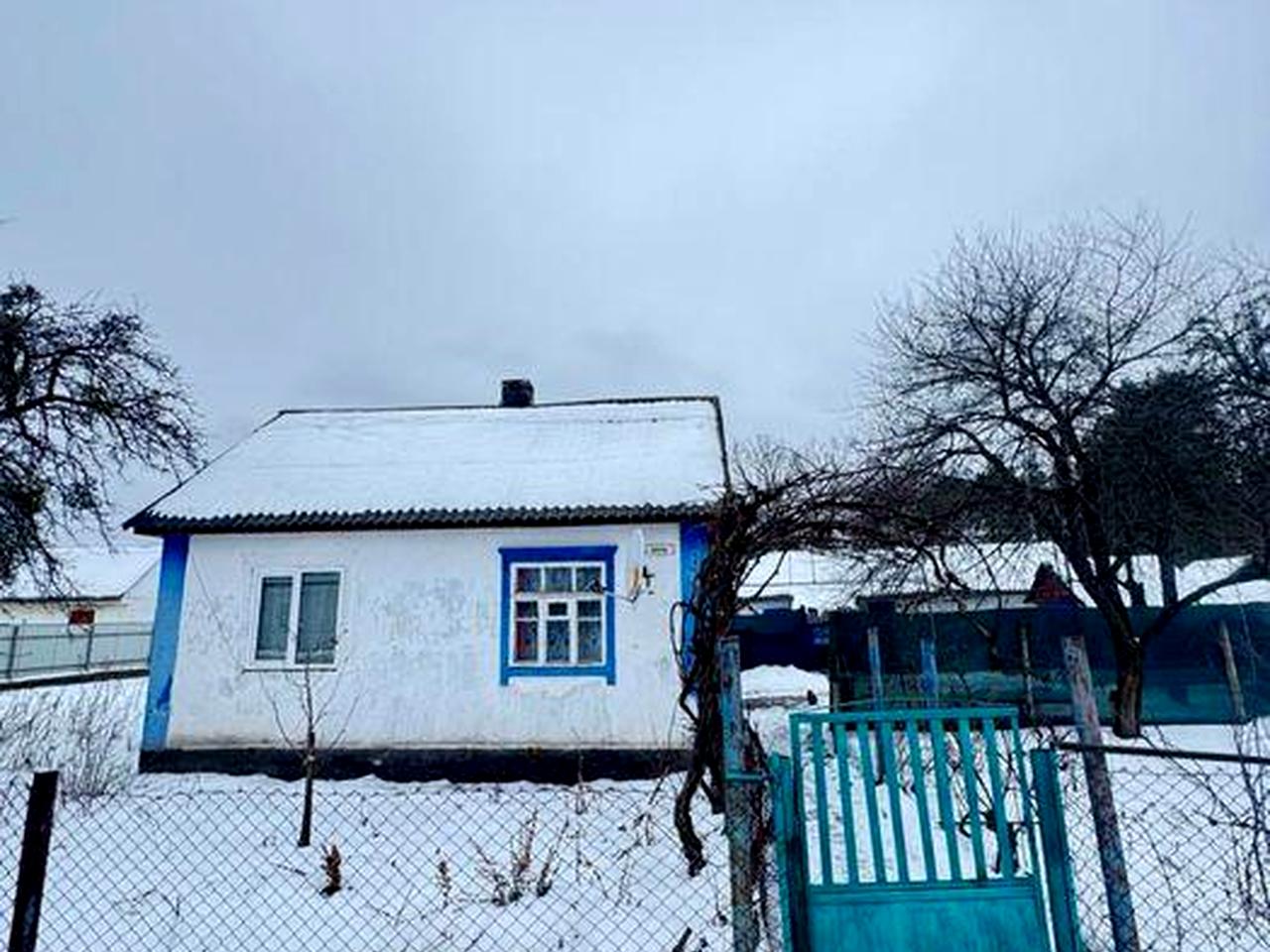 Продається будинок з великою прибудинковою територією.