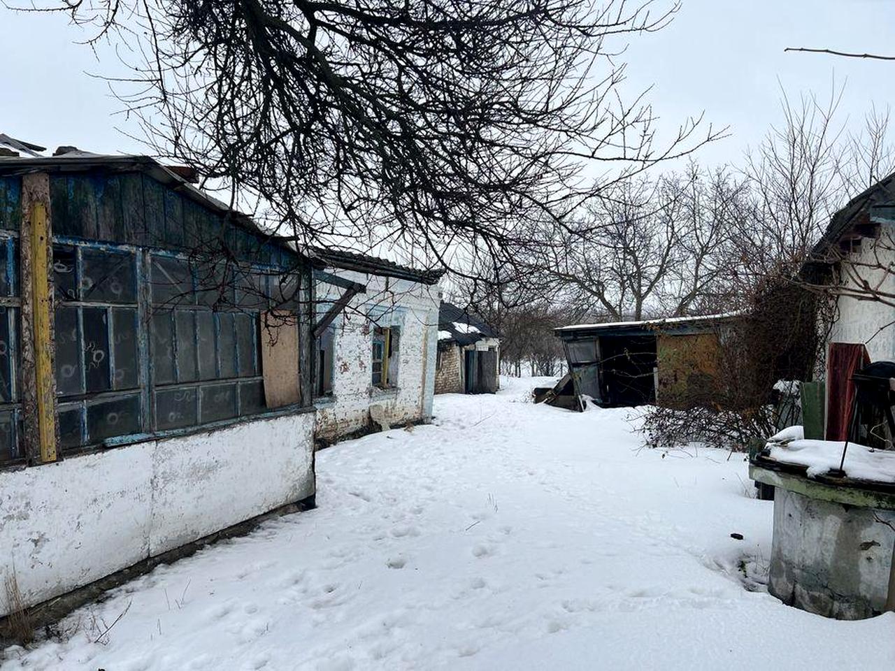 Продам нежилий будинок з рівною ділянкою поблизу центру Узина