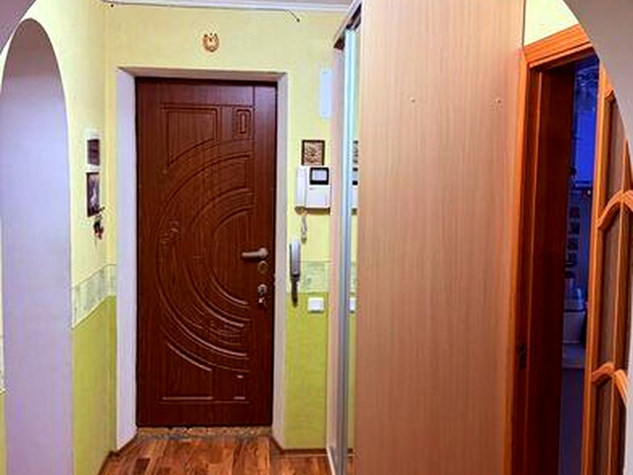 Простора 3-кімнатна (перероблена с 4-х кімнатеої).Розглянемо Держ.пр