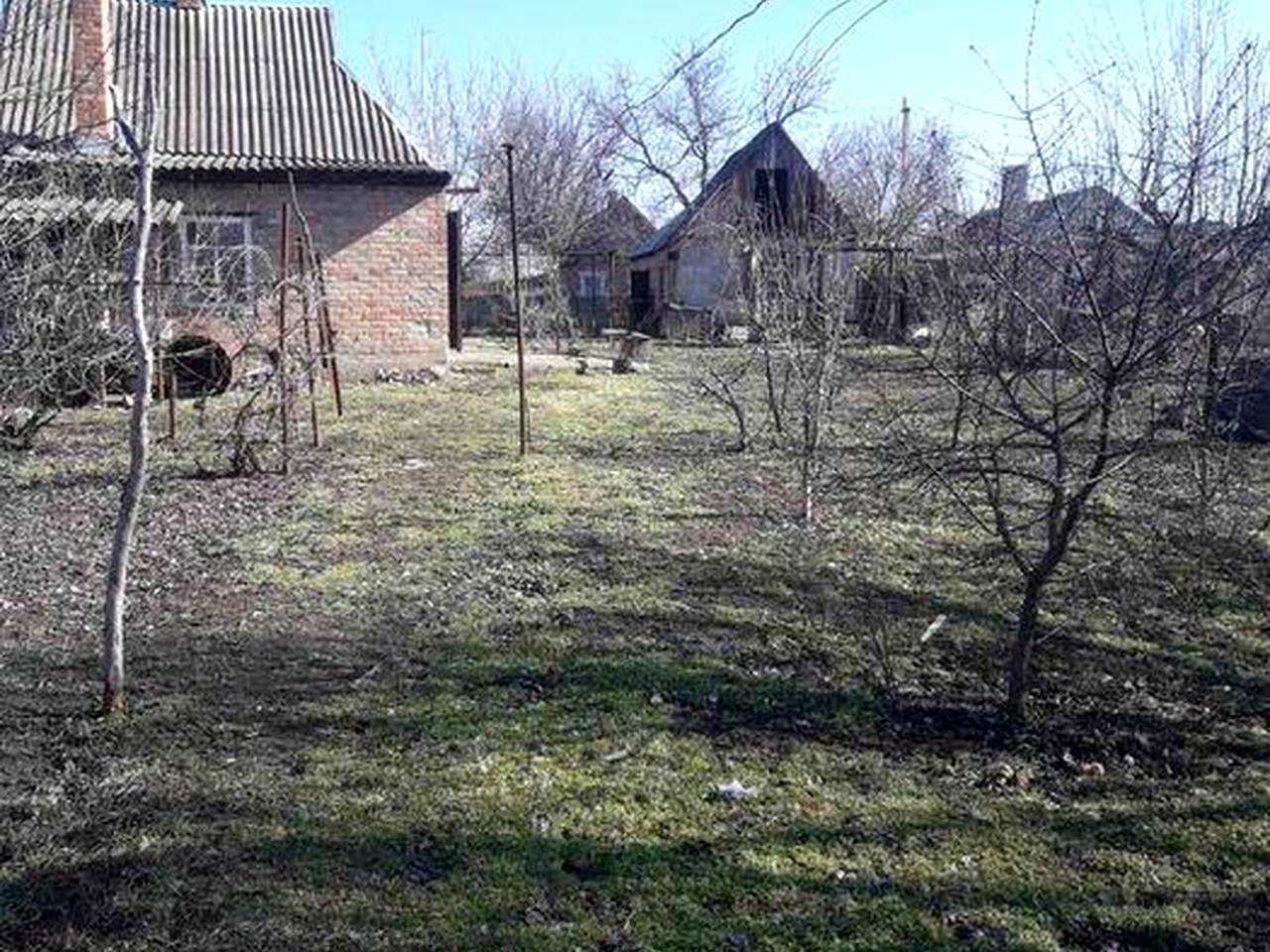 Продам дім біля річки.