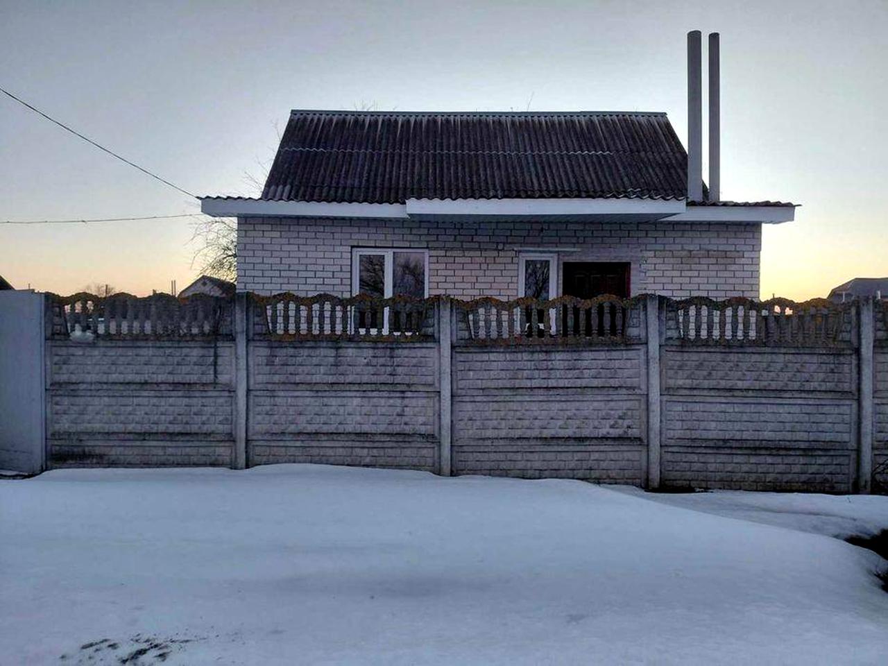 Будинок в місті Бобровиця з гаражем, погребом та родючим чорноземом