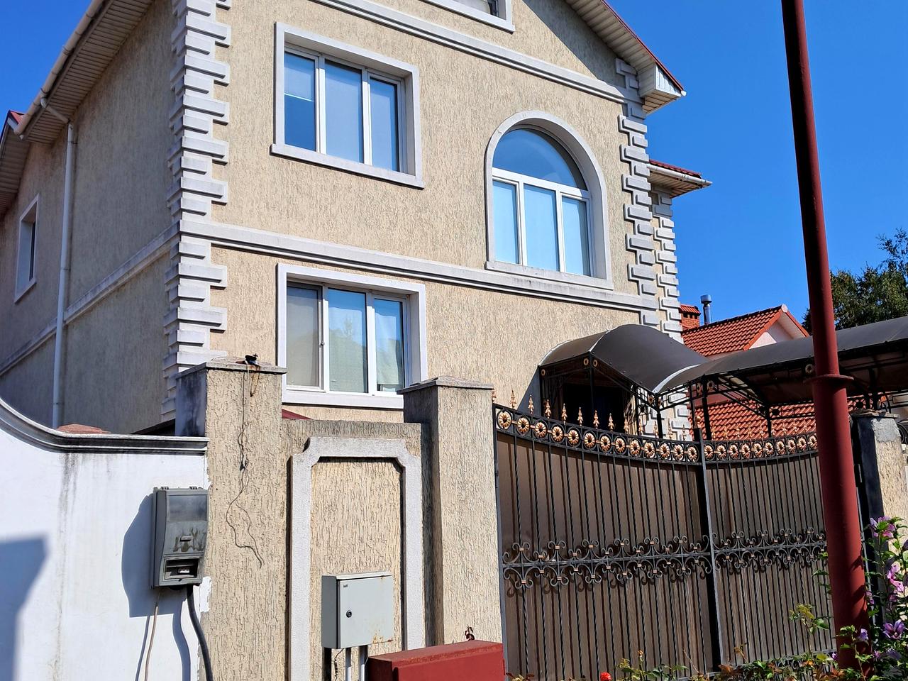 Молодіжна вул., 11