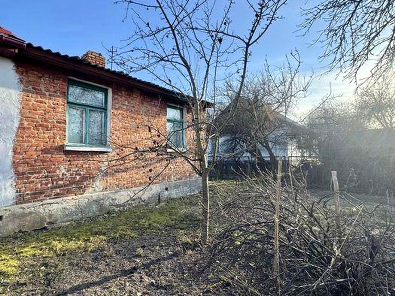 Продається частина будинку з власним подвір’ям неподалік центру міста.