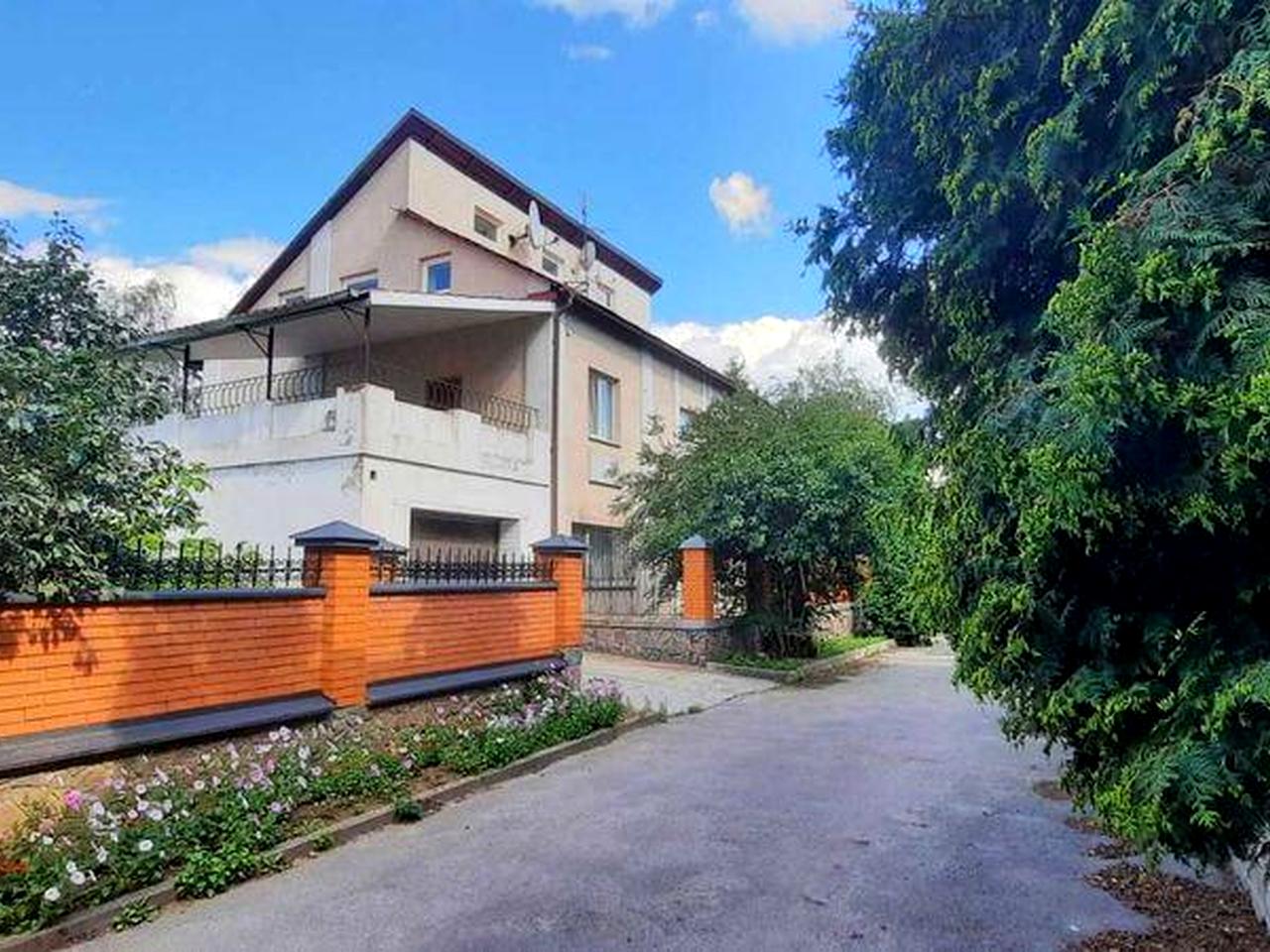 Продам будинок в елітному районі. Центр. Вул. Соборності 10 хв. ходьби