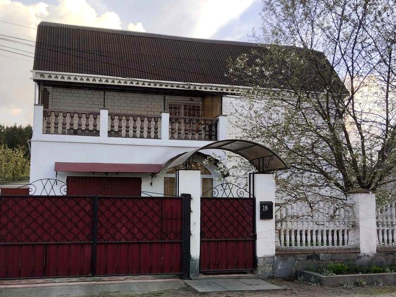 Продаж будинку із земельною ділянкою