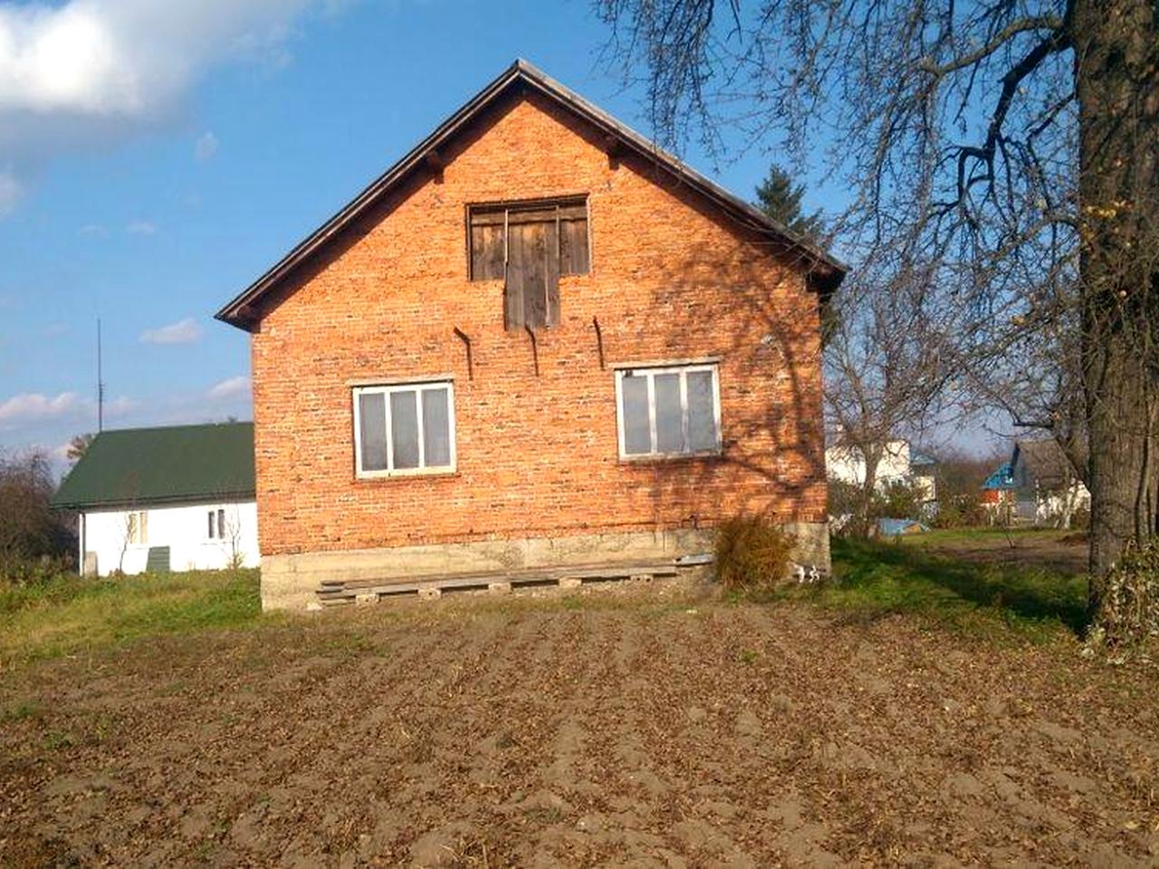 Продаж будинку із земельною ділянкою