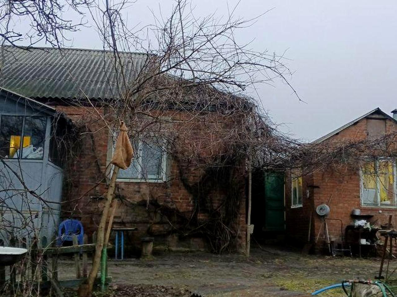 Продаю добротное домовладение в центре г.Мерефа 20 соток гараж флигель