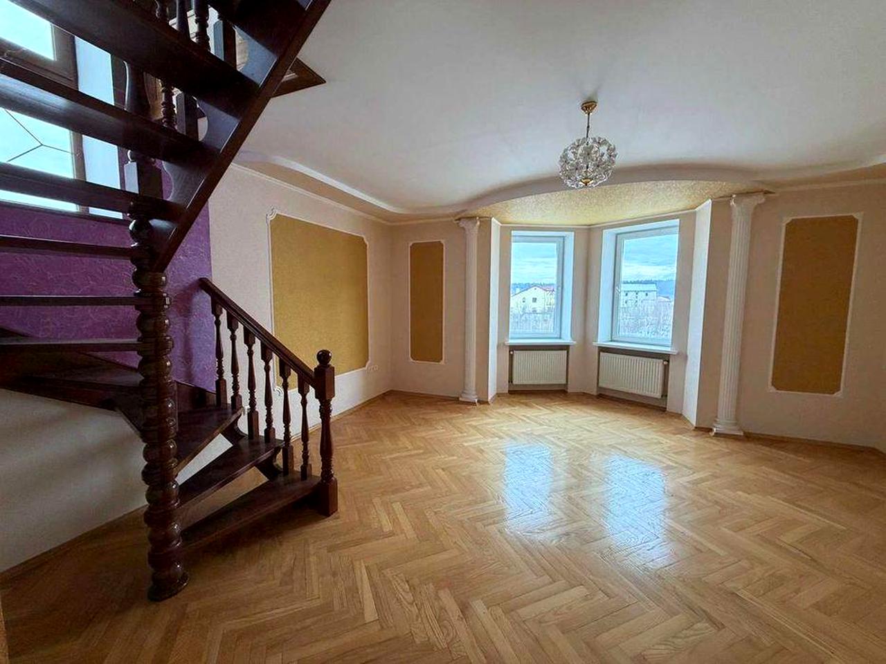 Продається 2-х рівнева квартира, 5 кімнат, р-н лікарні, м. Трускавець!