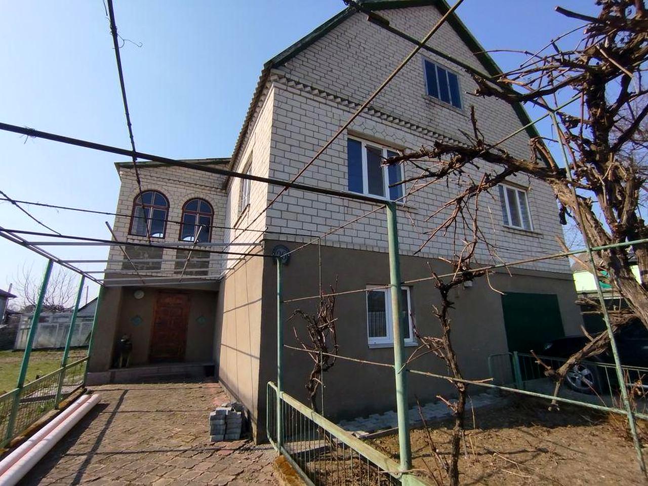 2-поверховий будинок, м.Малин, зручності,парилка, гаражі