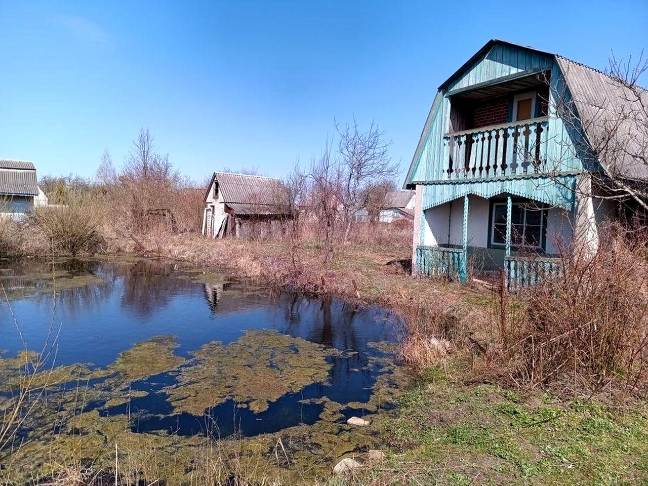 Продається приватизована  дачна ділянка 12 соток з водоймою.