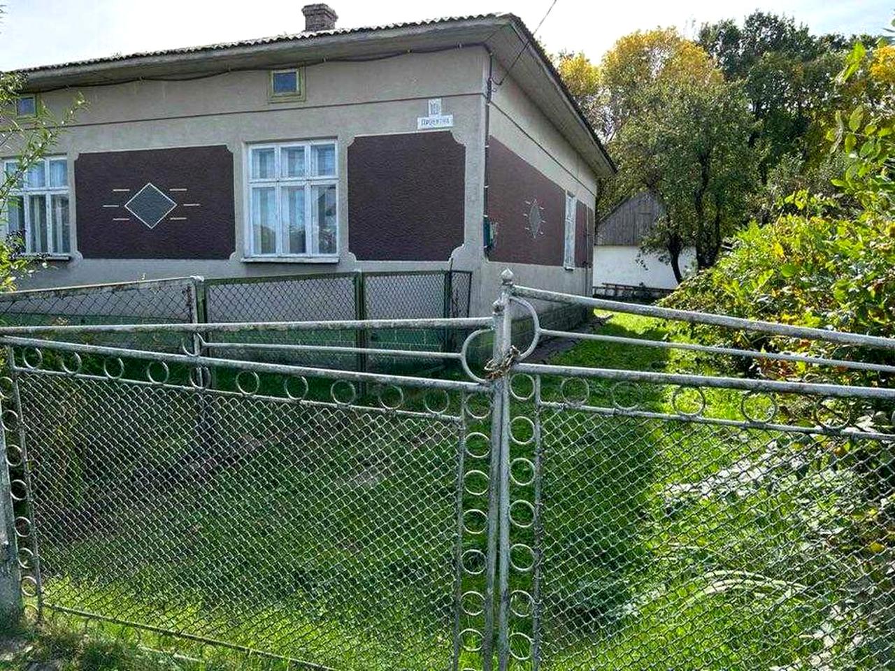 Продаж цегляного будинку в Долині — тихий провулок недалеко від центру