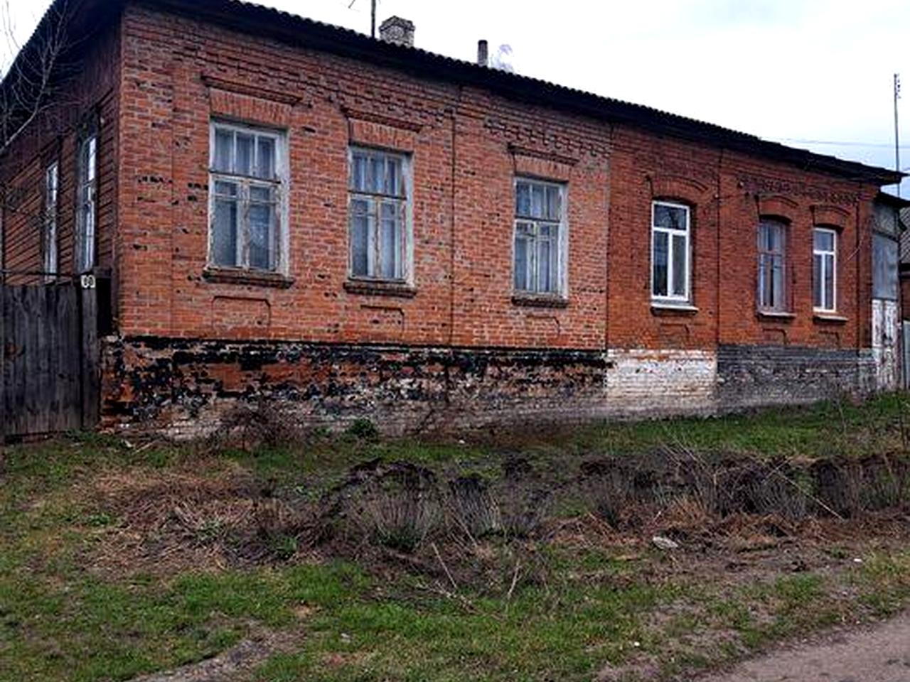 Пів будинку  вул.Поштова10